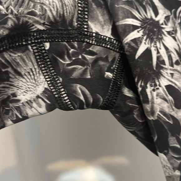 LULULEMON SZ 4 FLOWER PRINT. #401 - Picture 3 of 6